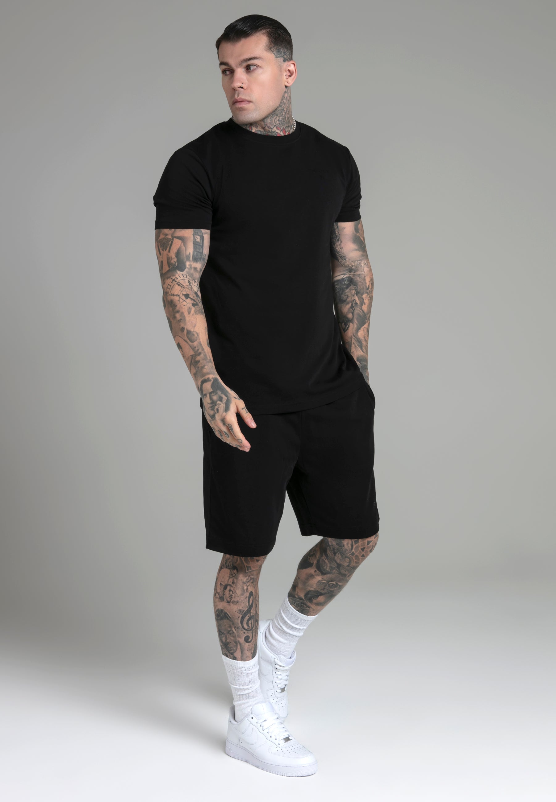 Set di maglietta e pantaloncini neri SikSilk   