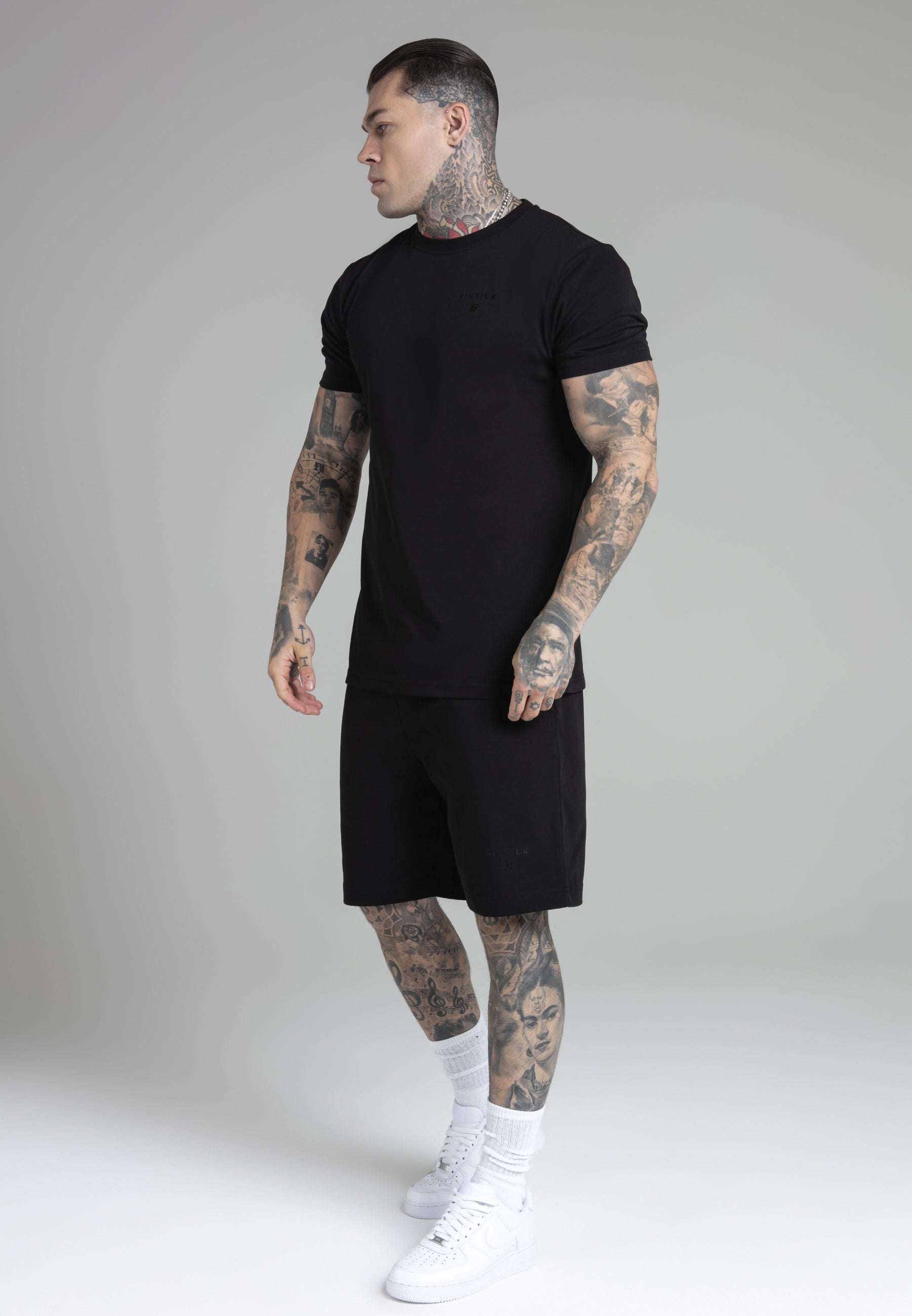 Set di maglietta e pantaloncini neri SikSilk   