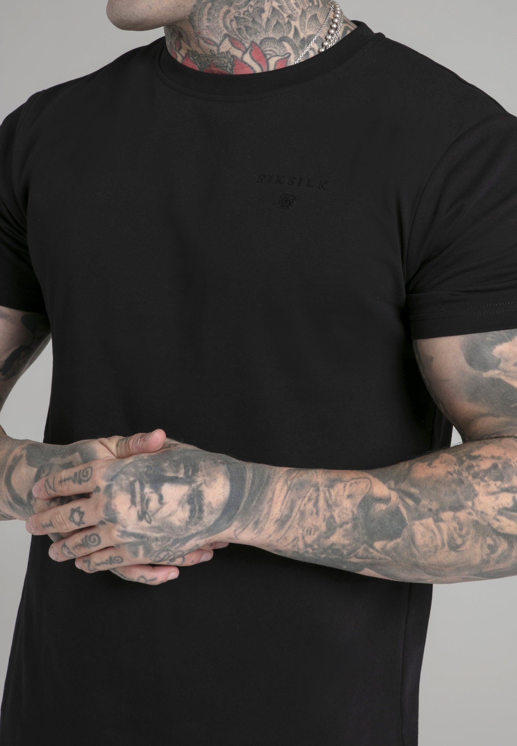 Set di maglietta e pantaloncini neri SikSilk   