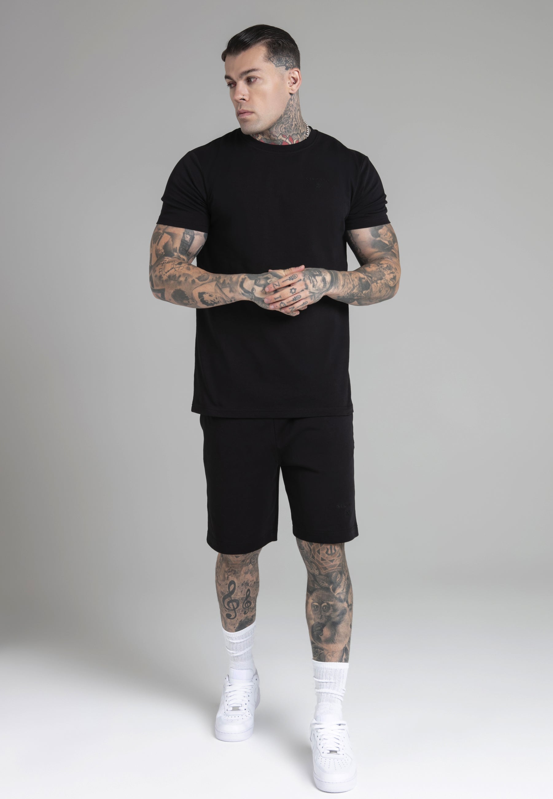 Set di maglietta e pantaloncini neri SikSilk   