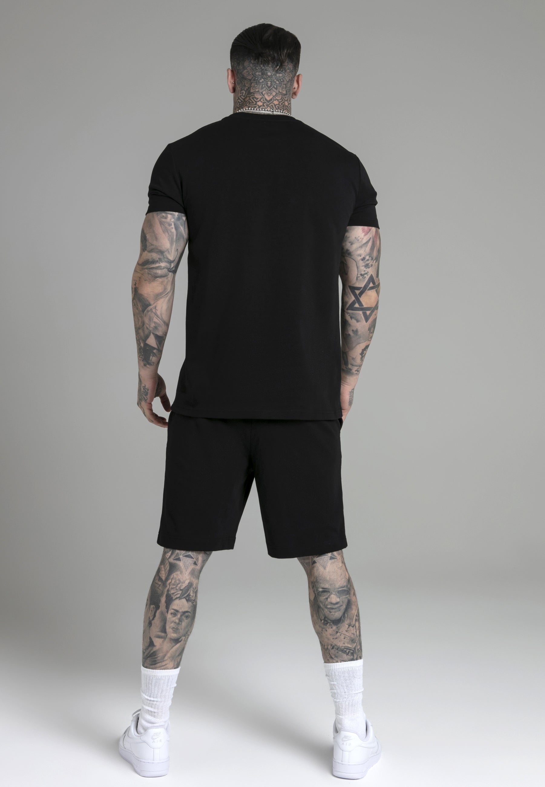 Set di maglietta e pantaloncini neri SikSilk   