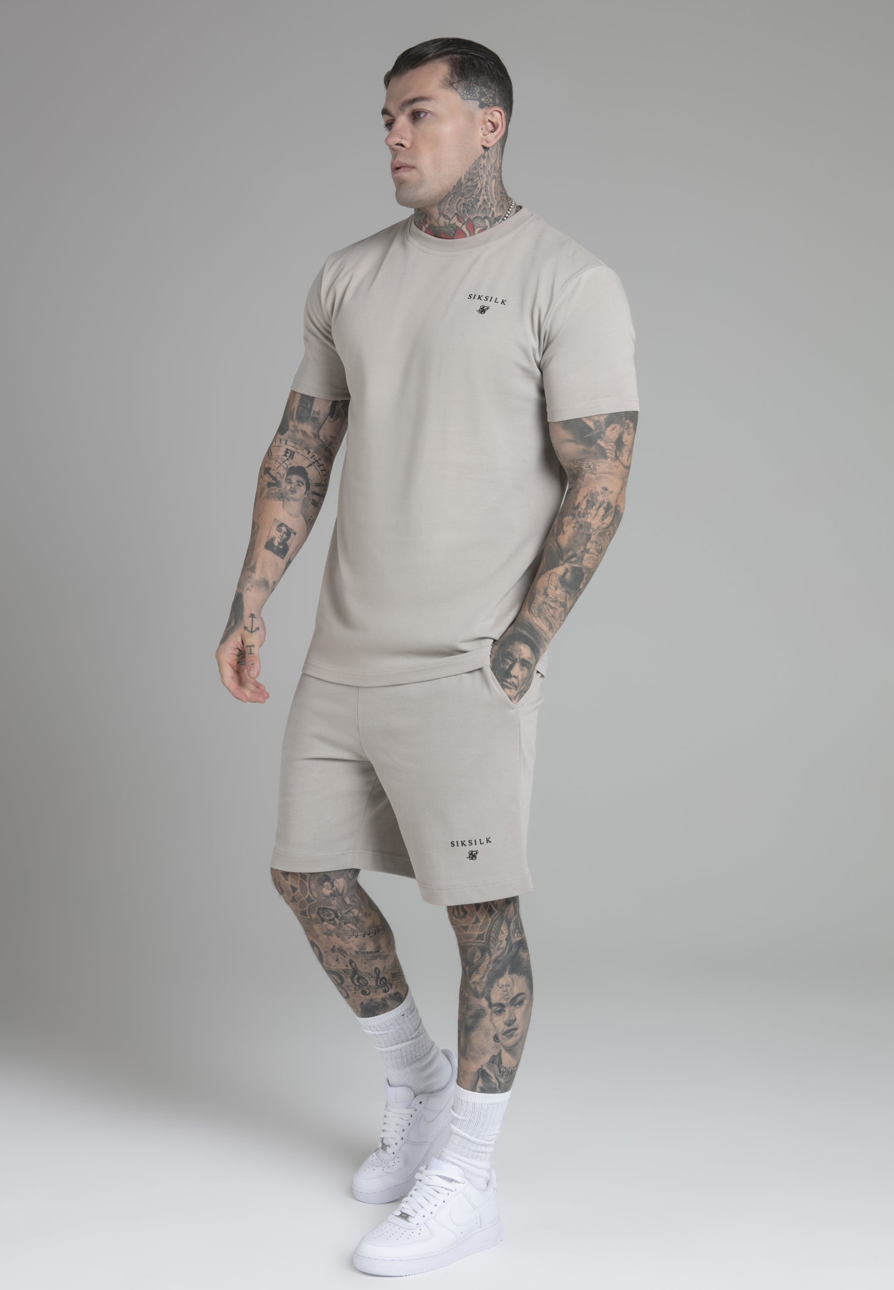 Set di maglietta e pantaloncini beige SikSilk   