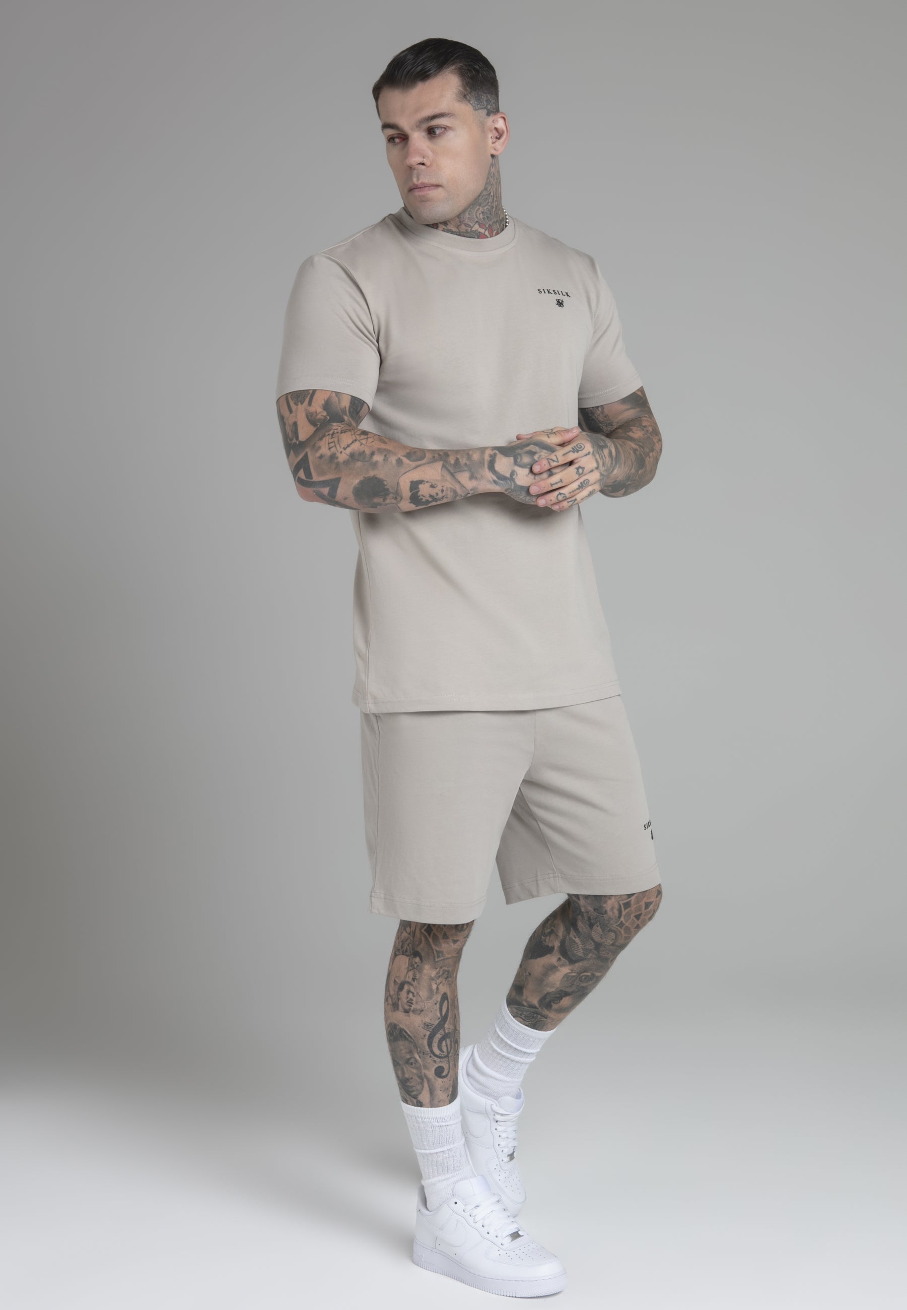 Set di maglietta e pantaloncini beige SikSilk   