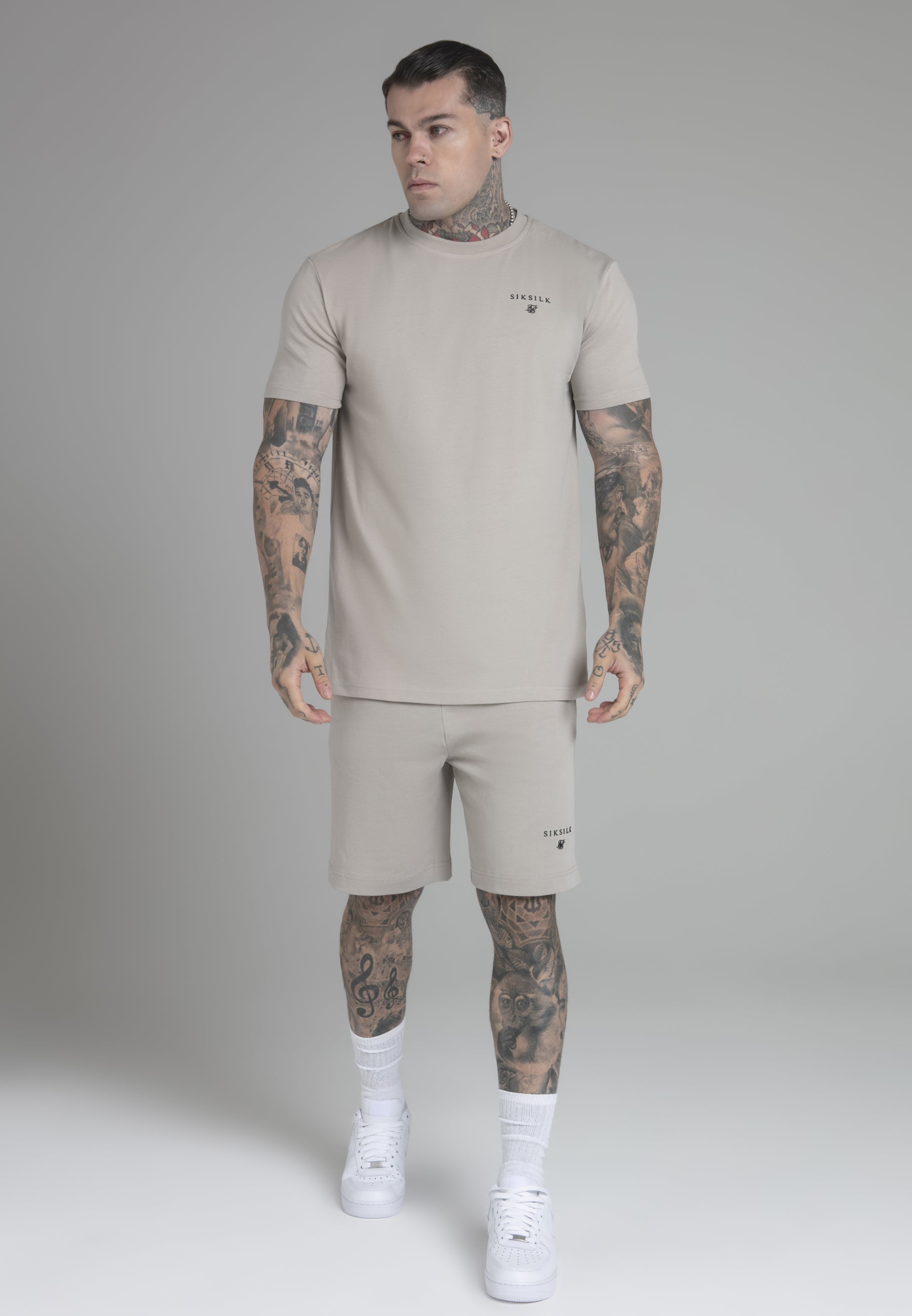 Set di maglietta e pantaloncini beige SikSilk   