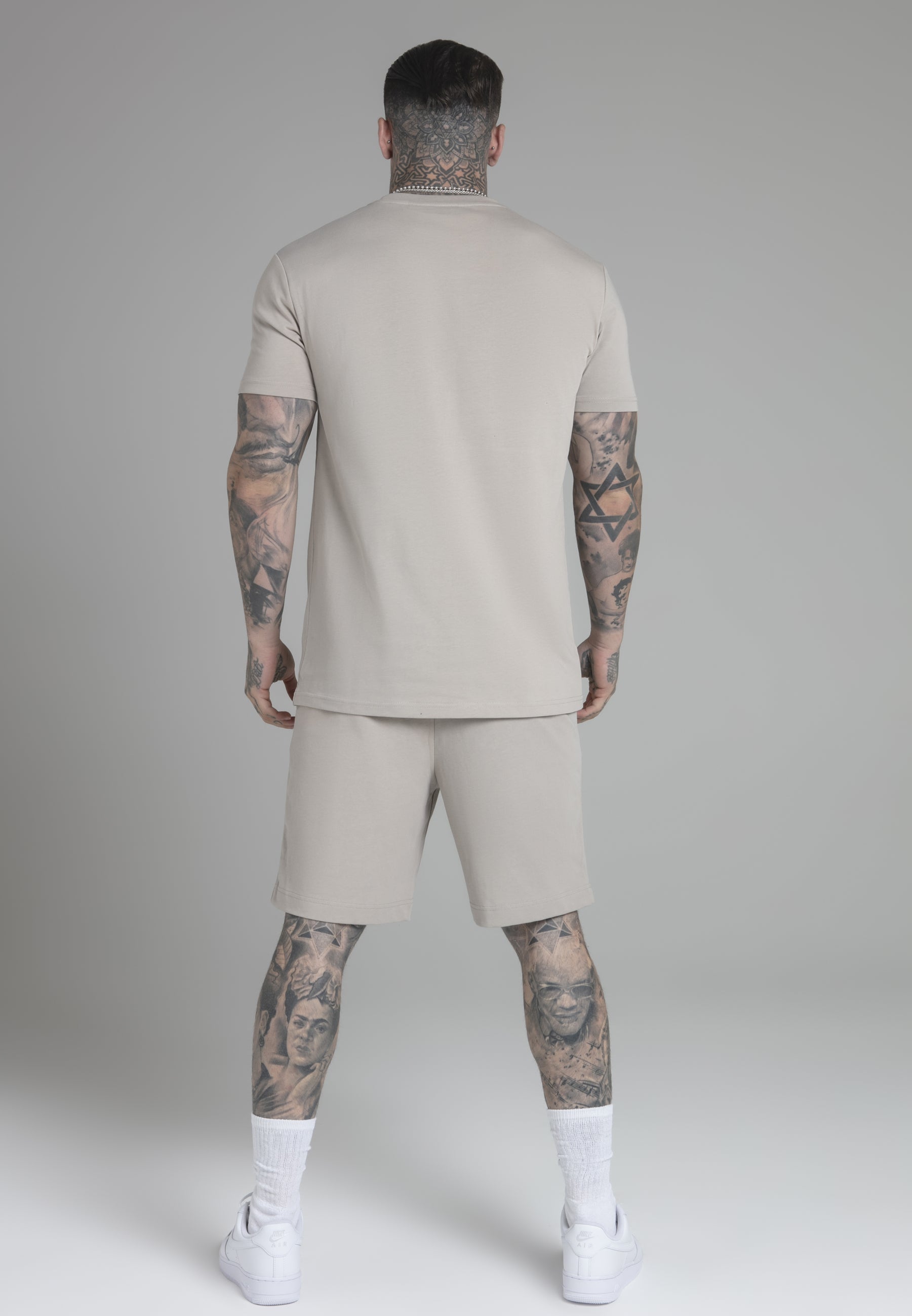 Set di maglietta e pantaloncini beige SikSilk   