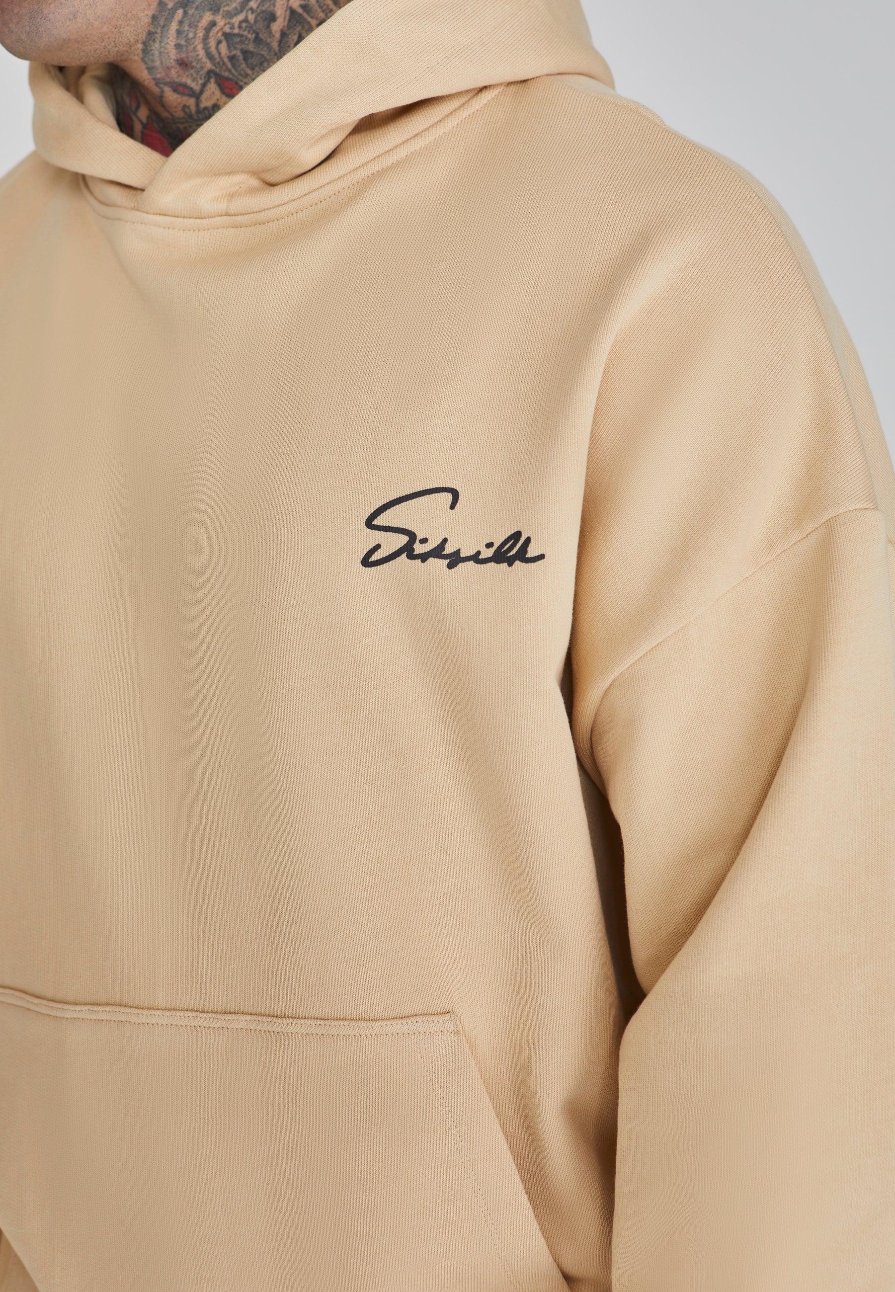 Felpa con cappuccio Script in beige Felpa con cappuccio SikSilk   