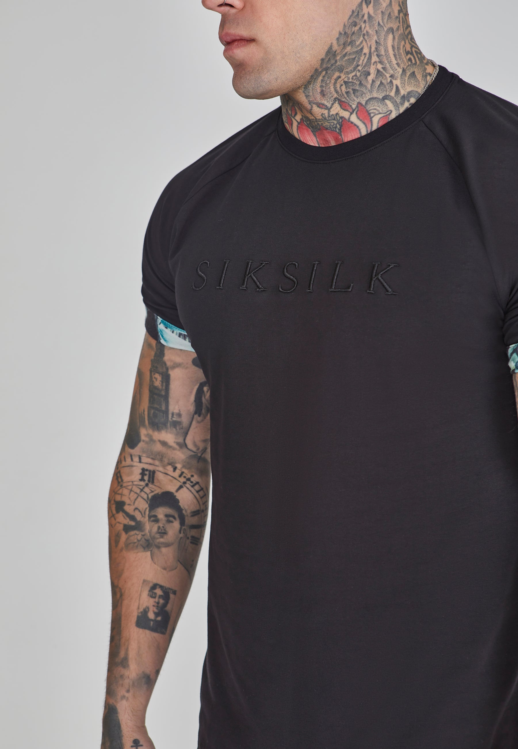 Maglietta con maniche arrotolate in nero Magliette SikSilk   