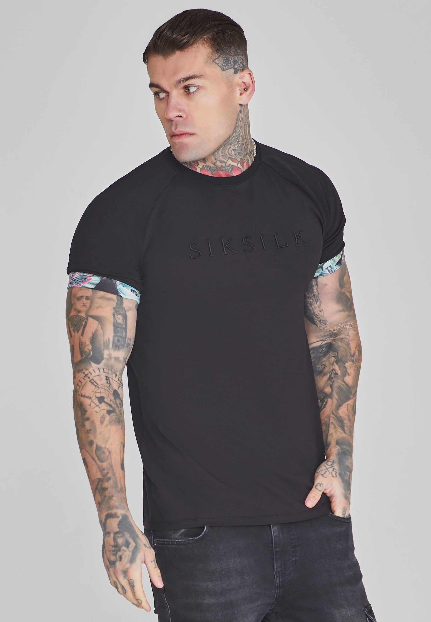 Maglietta con maniche arrotolate in nero Magliette SikSilk   