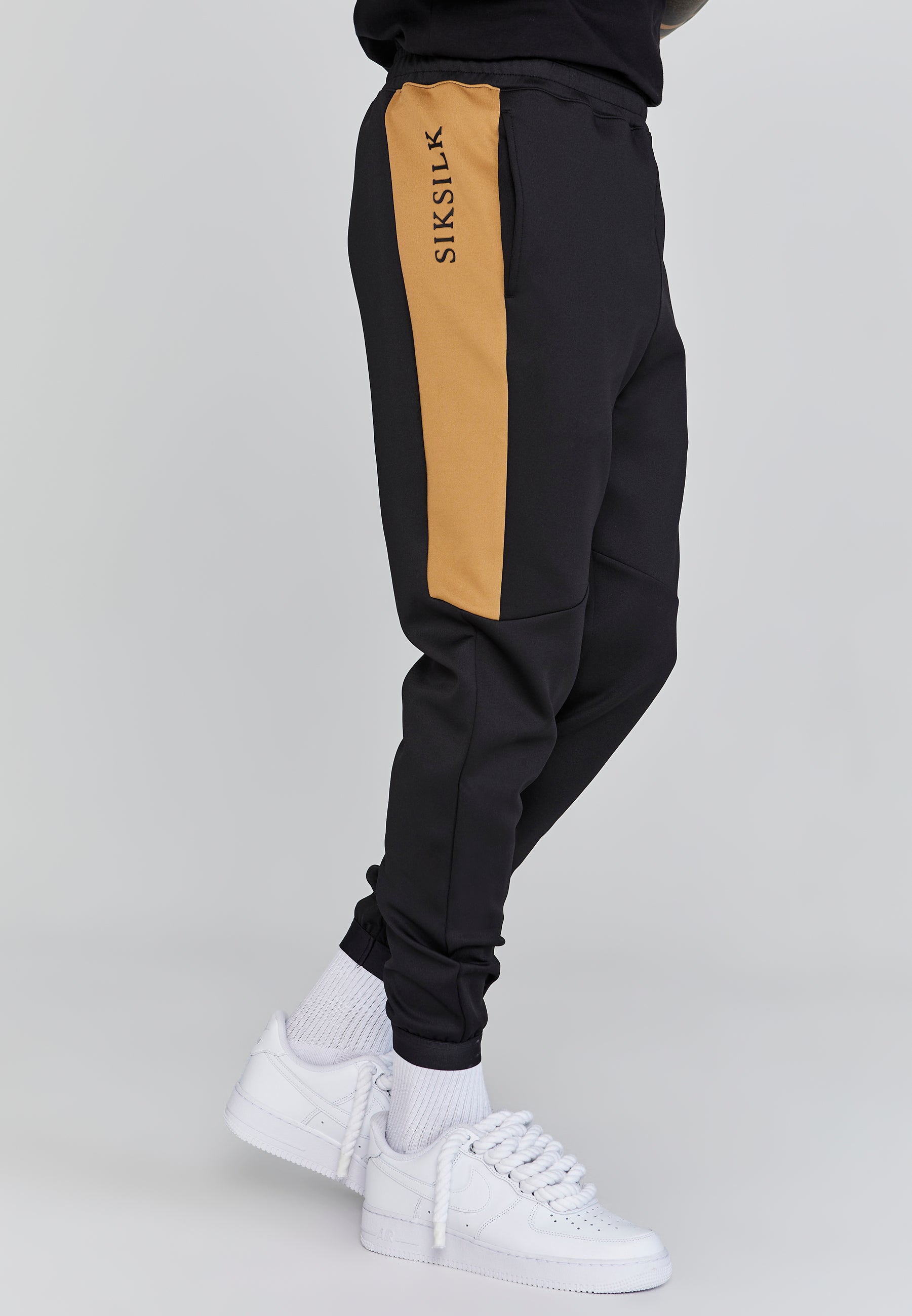 Joggers muscolosi in nero Pantaloni SikSilk   