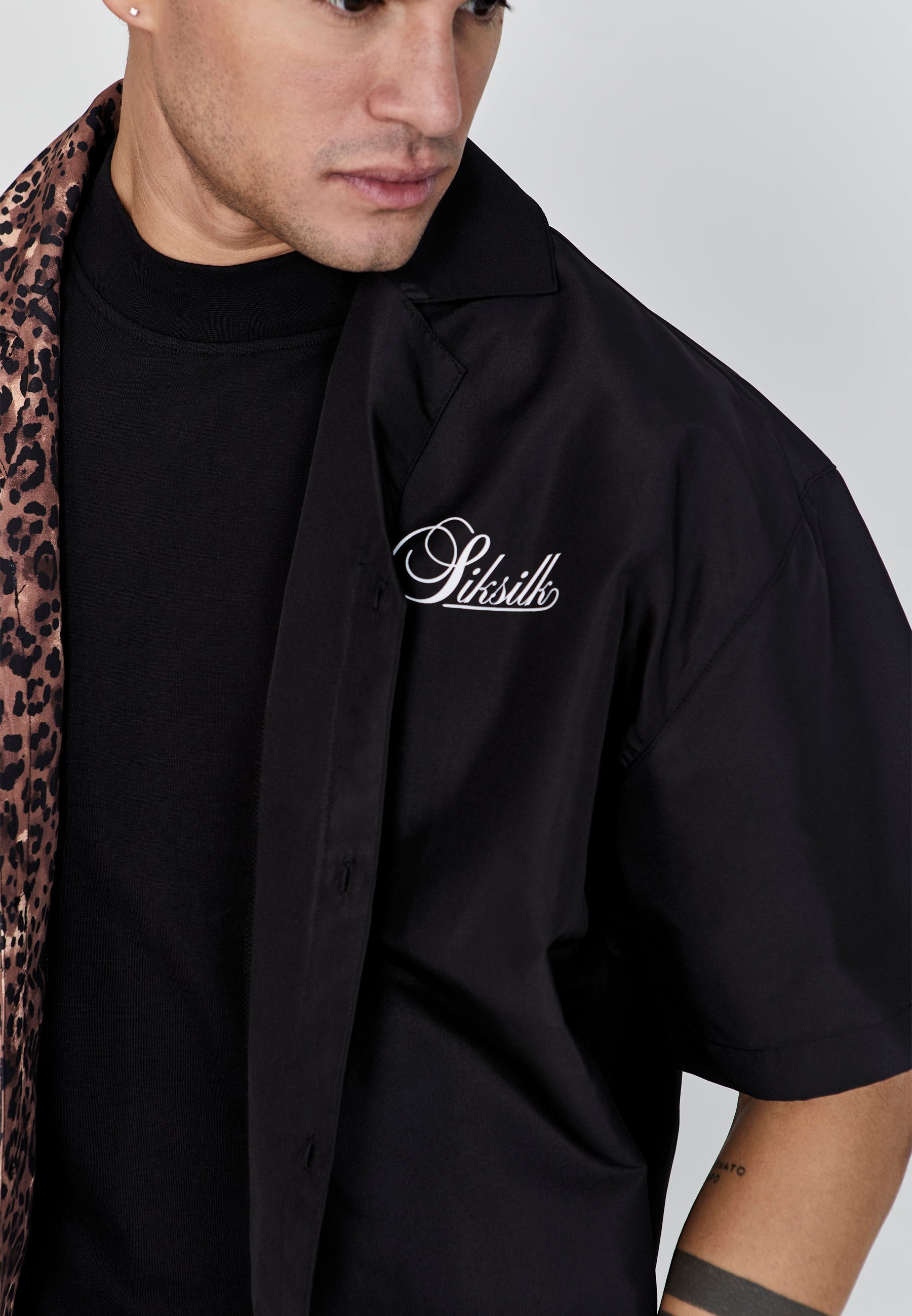 Camicia con stampa animalier in nero Camicie SikSilk   