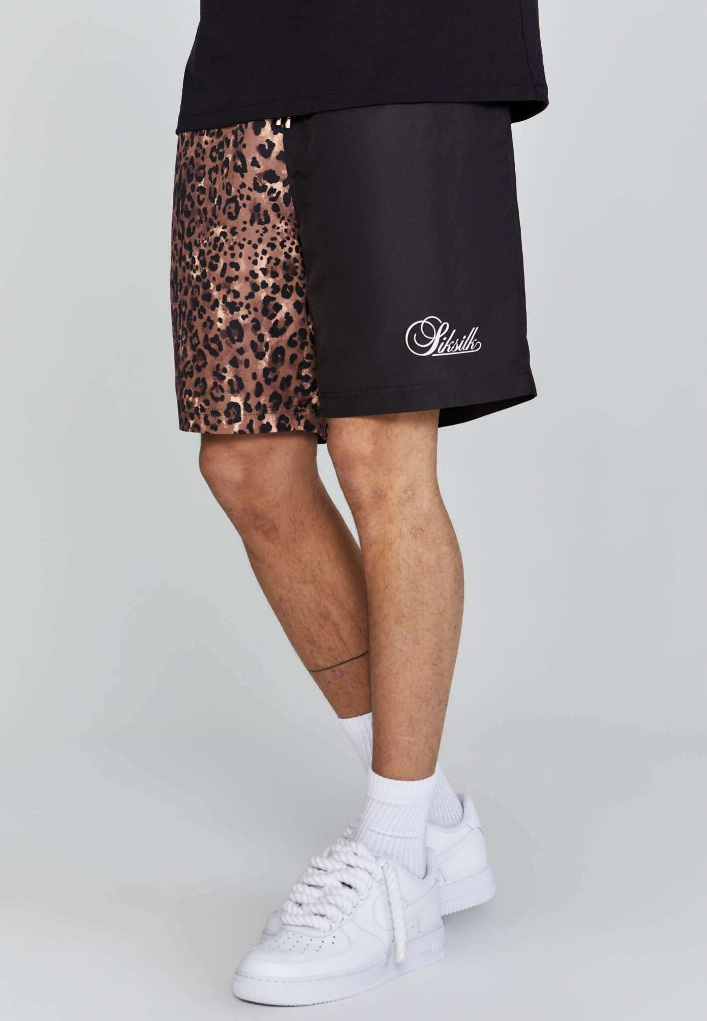 Pantaloncini con stampa animale in nero SikSilk   