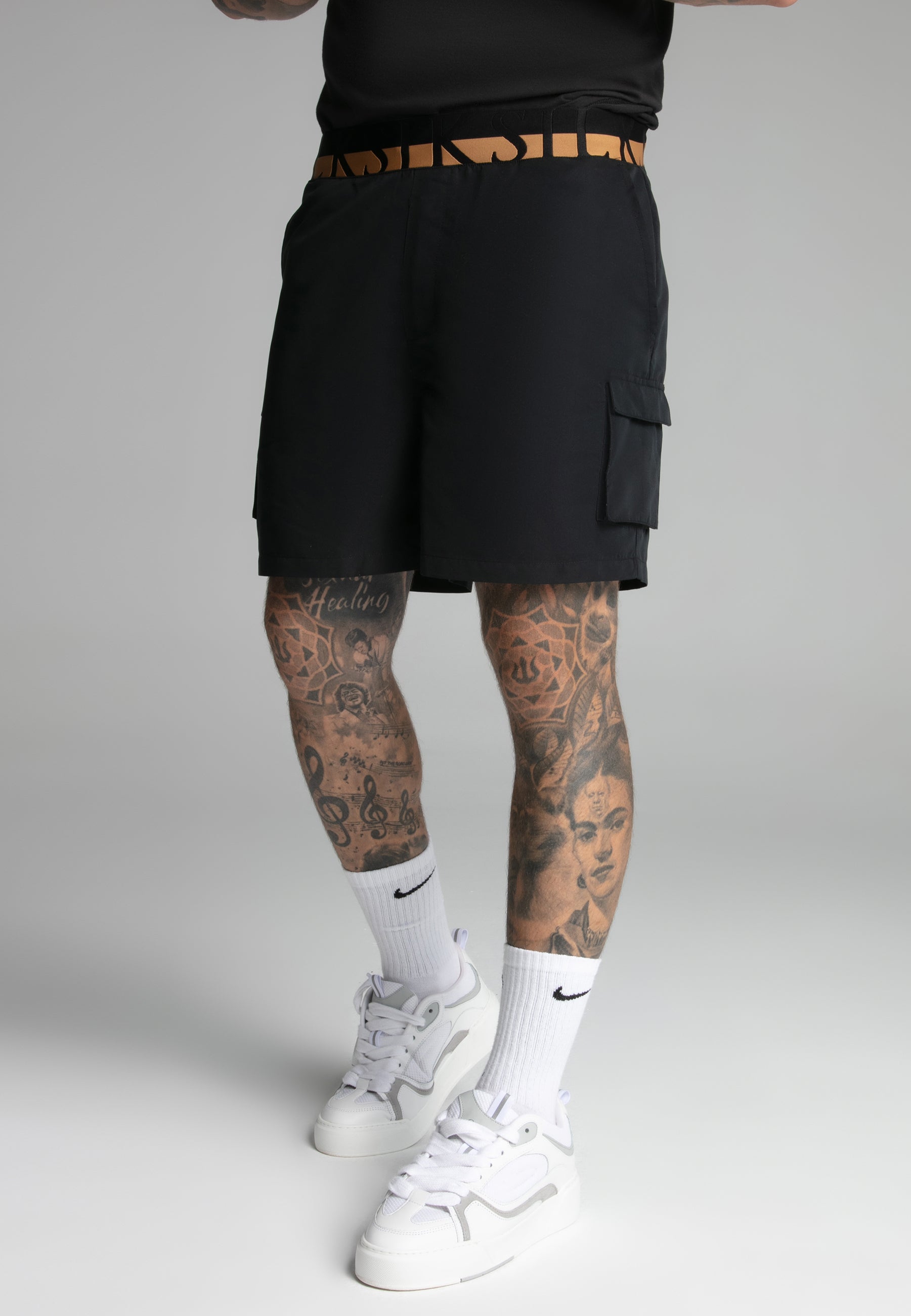 Pantaloncini da bagno Cargo in nero Pantaloncini da bagno SikSilk