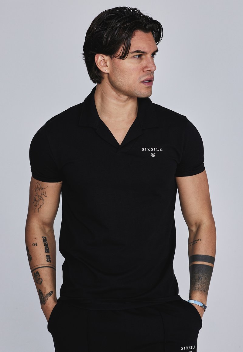 Set polo e pantaloncini in nero SikSilk