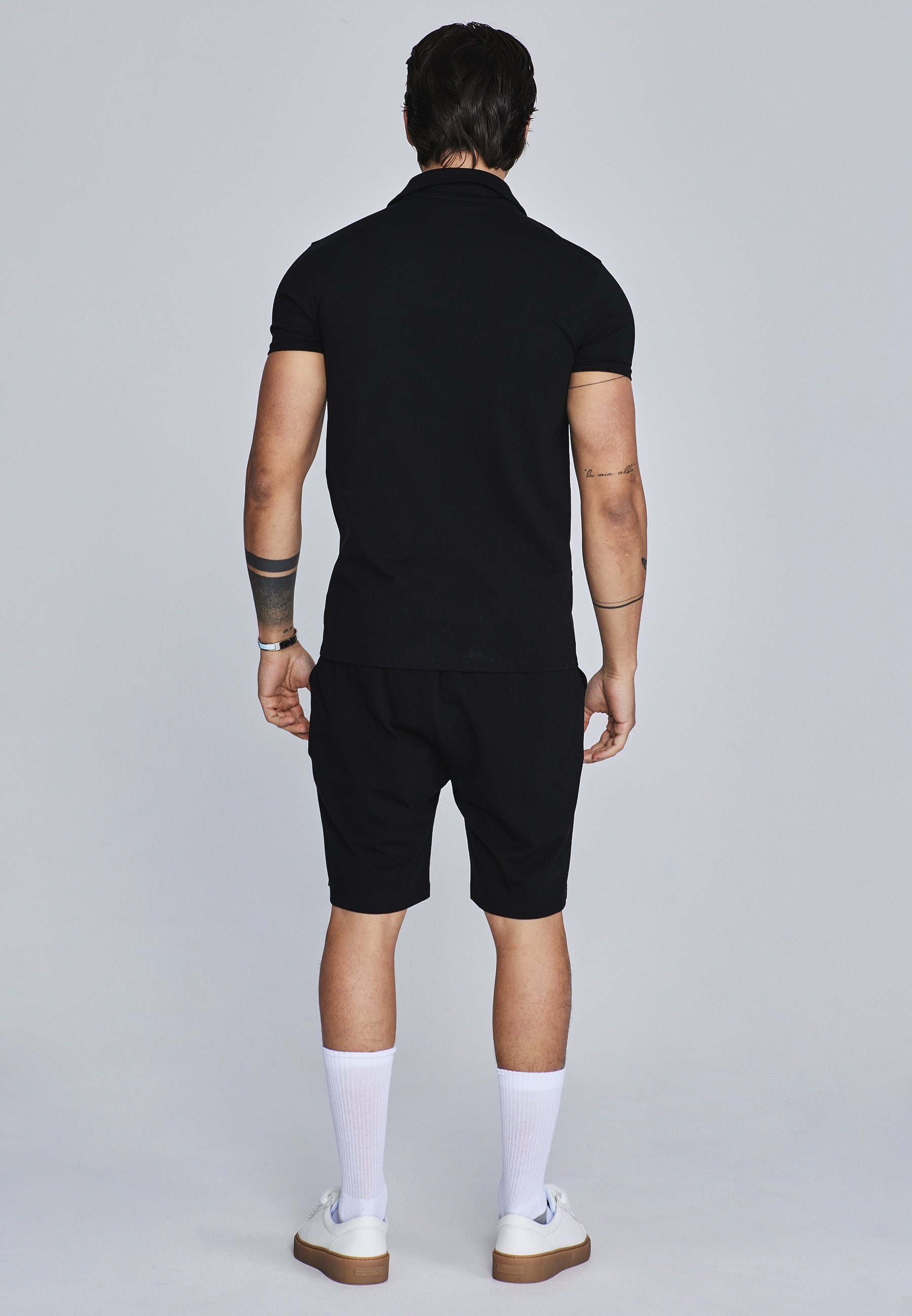 Set polo e pantaloncini in nero SikSilk