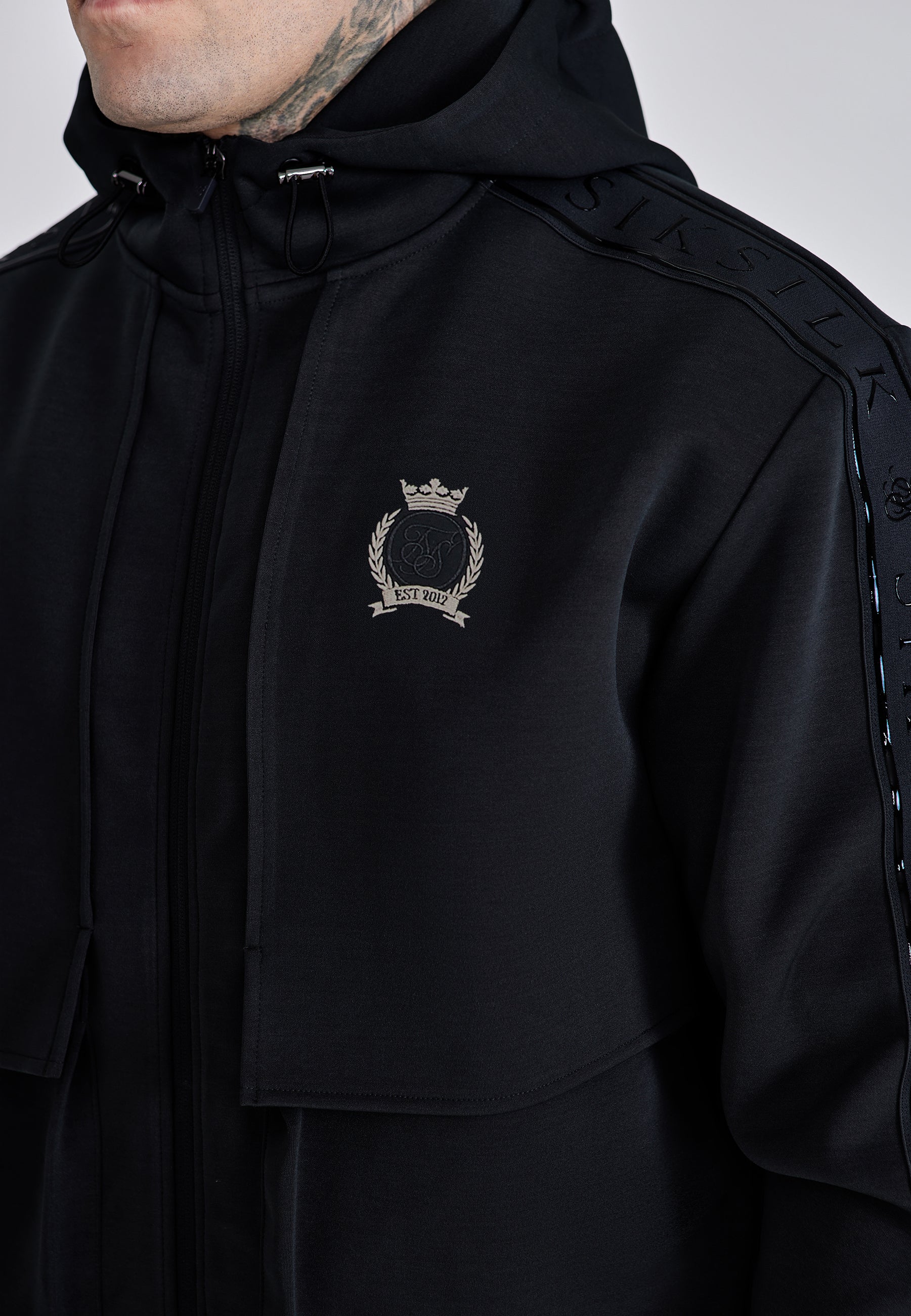 Felpa con cappuccio in nero Giacche SikSilk