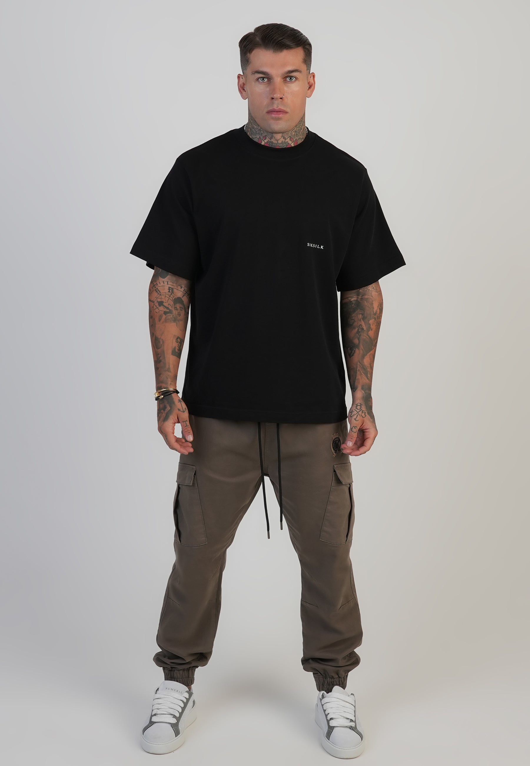 Pantaloni slim fit Cargos in marrone SikSilk