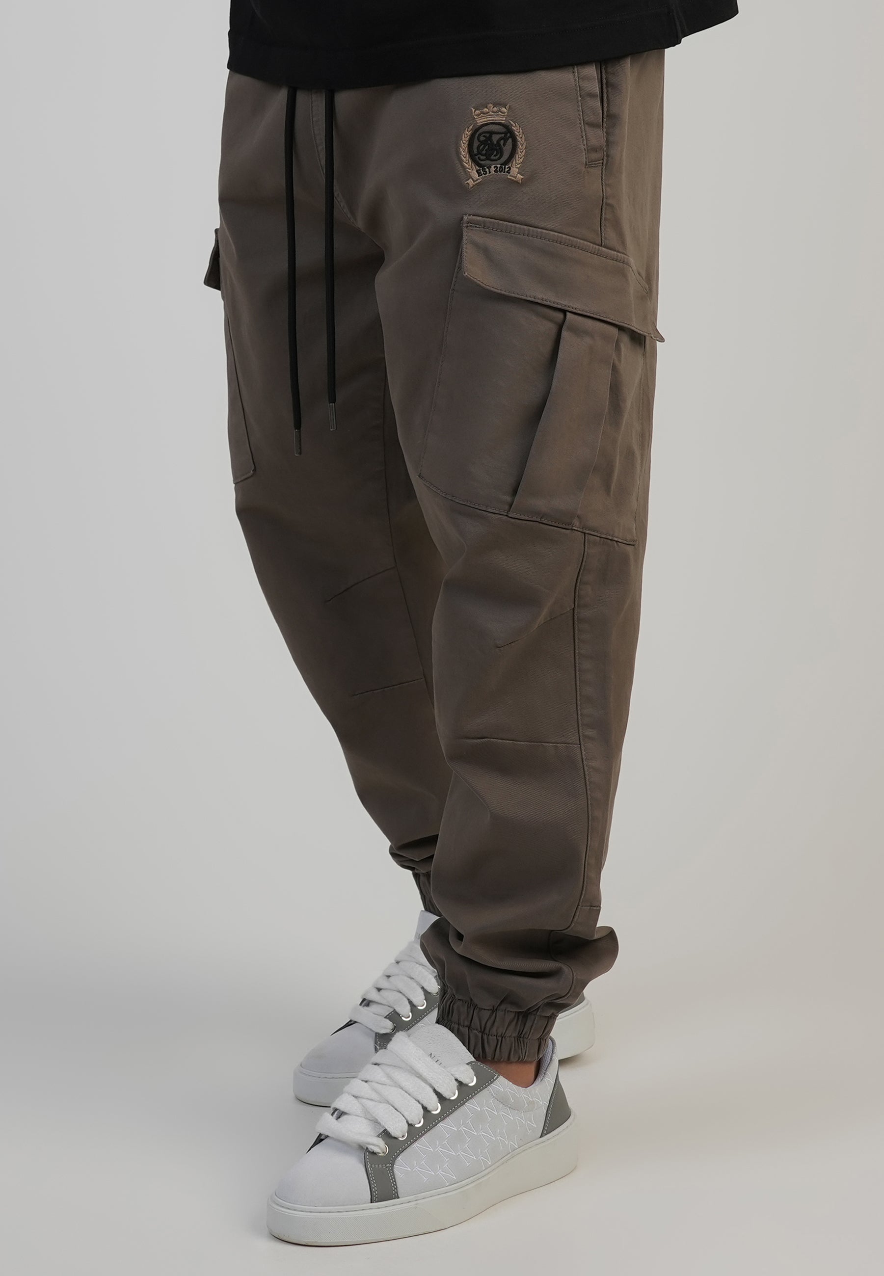 Pantaloni slim fit Cargos in marrone SikSilk