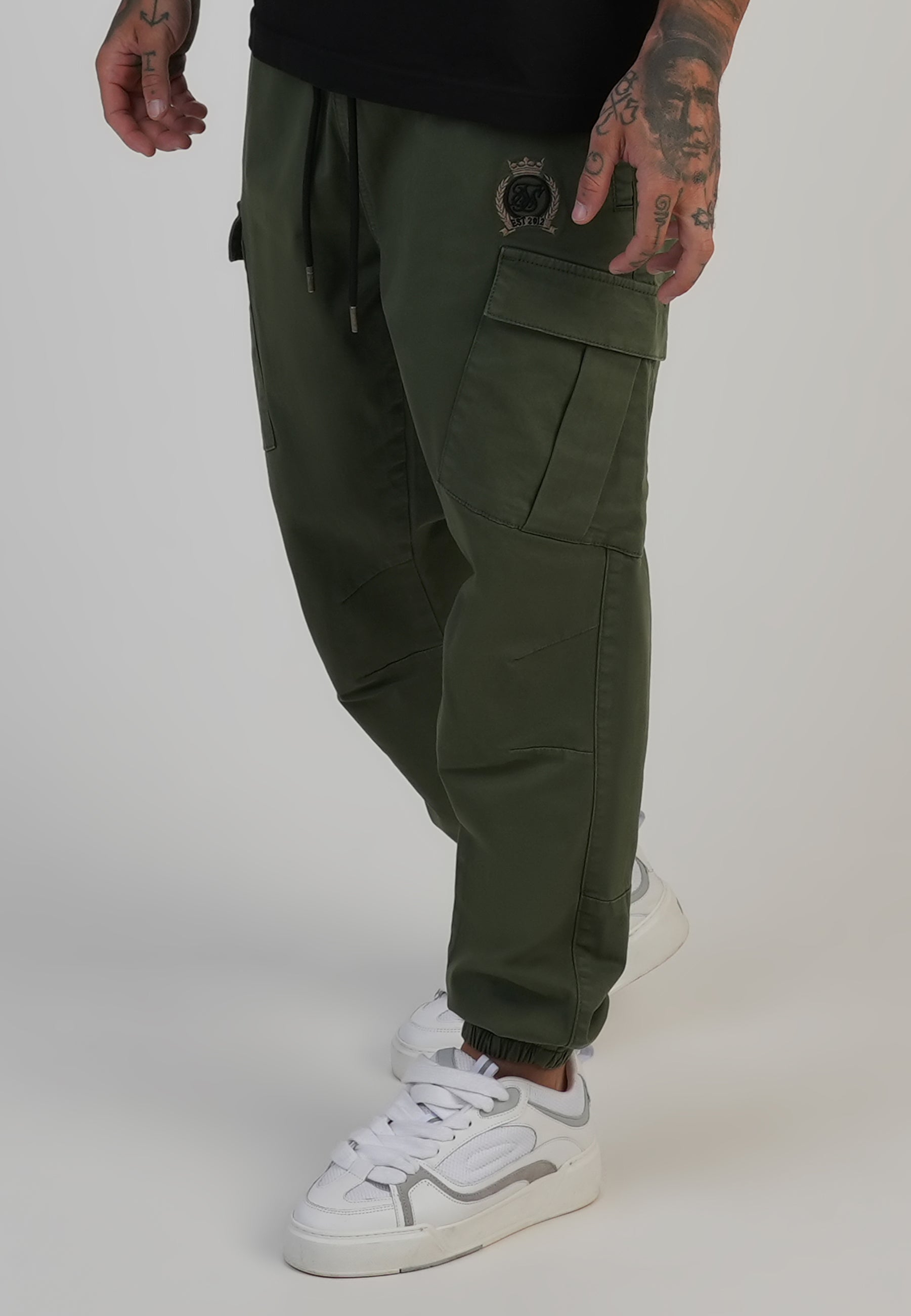Pantaloni slim fit Cargos in verde cachi SikSilk