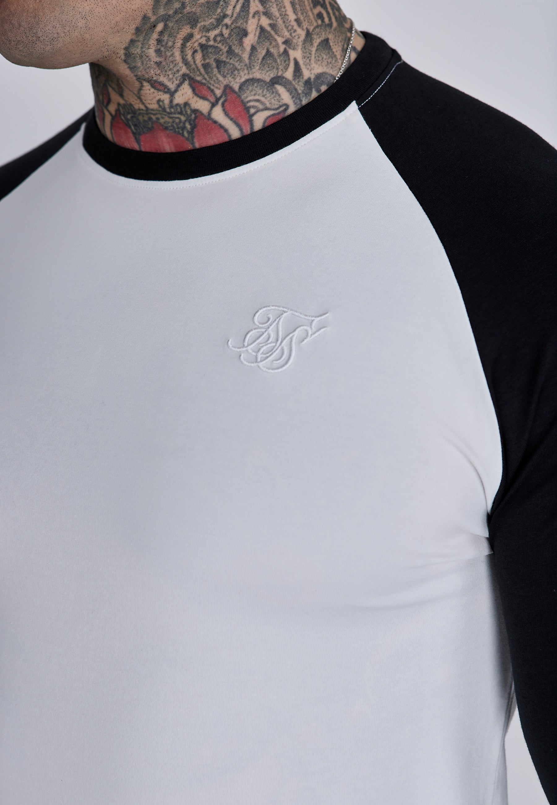 Maglietta Muscle Fit in Bianco, Nero Magliette SikSilk
