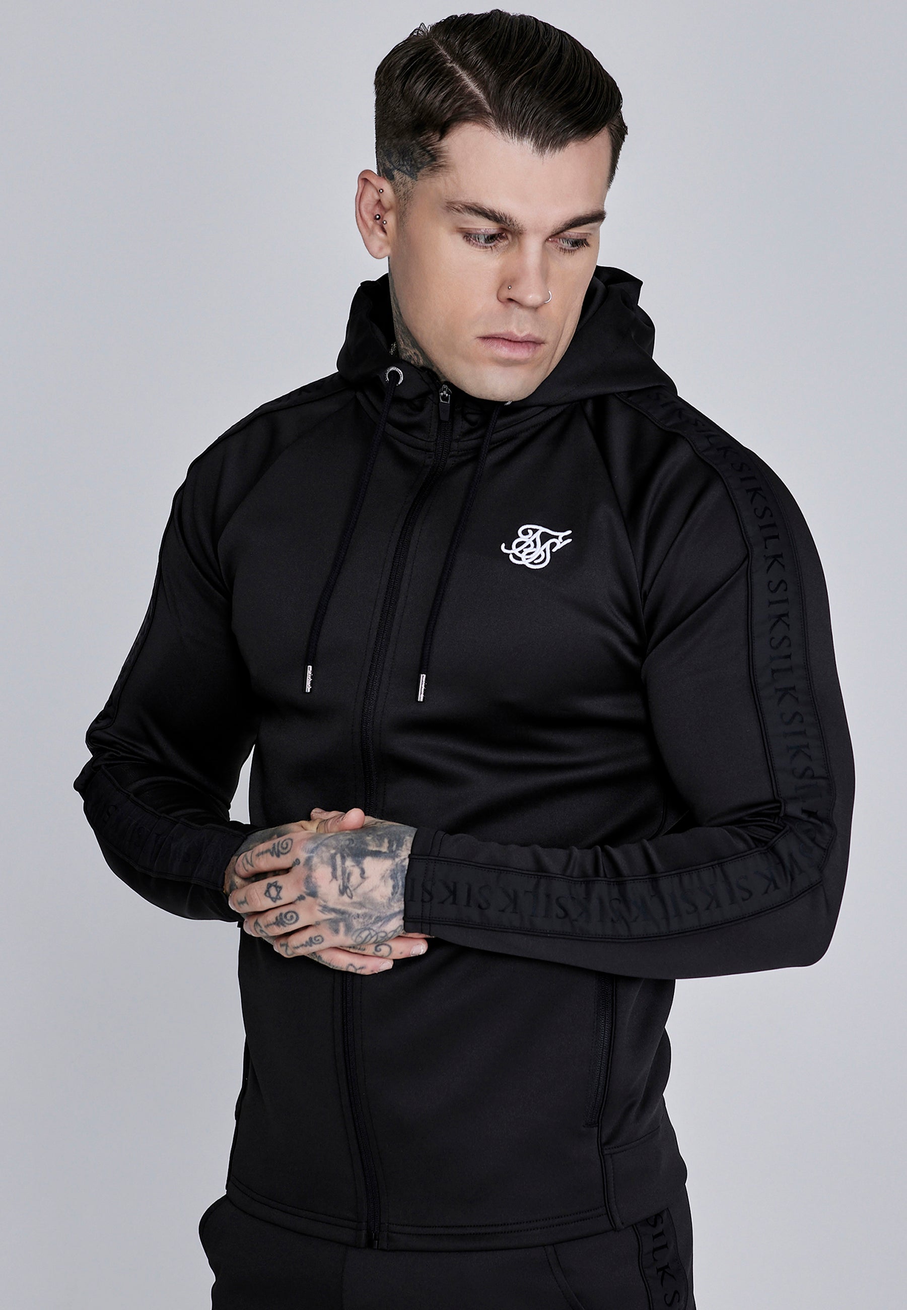 Set Felpa con cappuccio e Joggers in nero SikSilk
