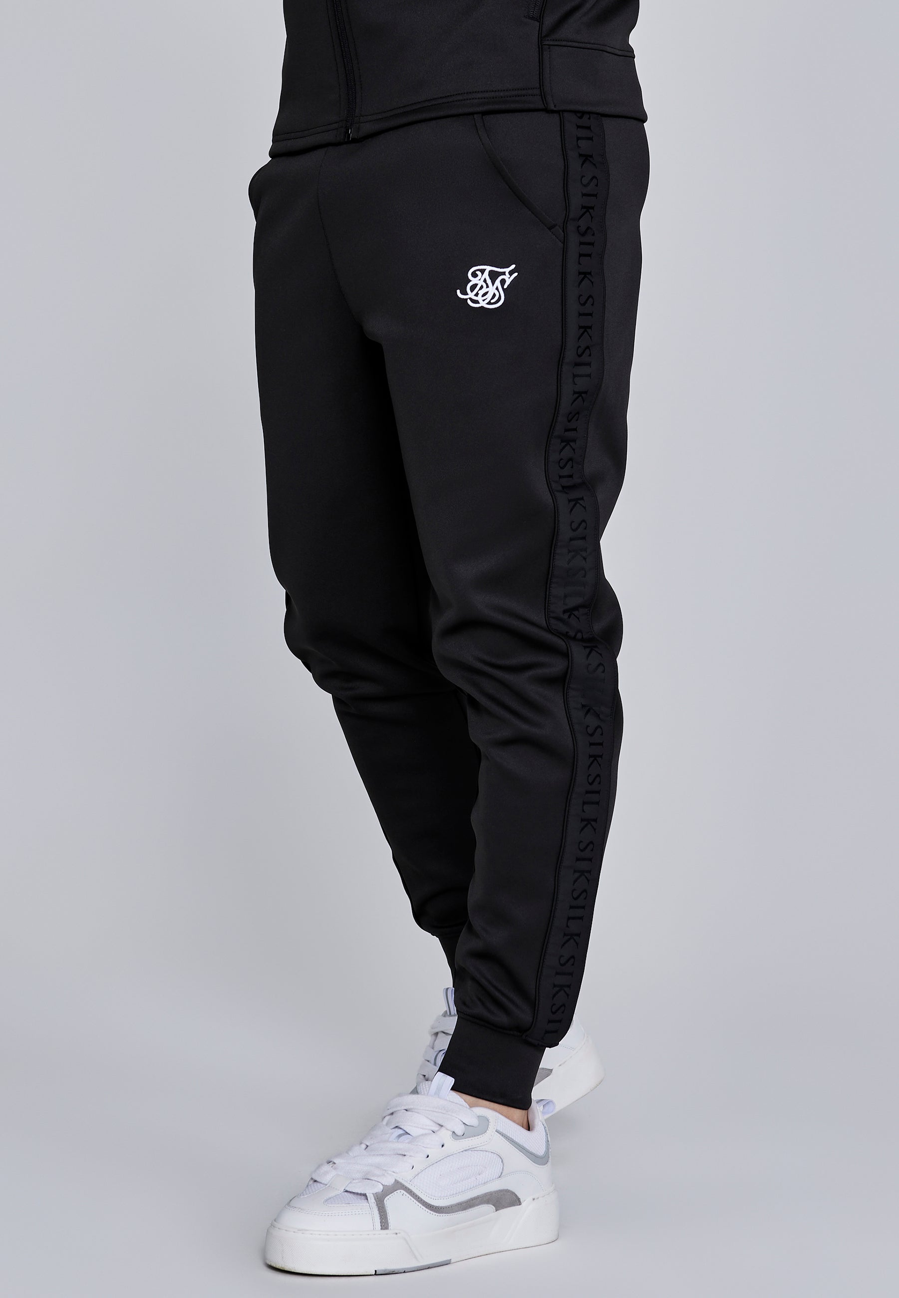 Set Felpa con cappuccio e Joggers in nero SikSilk
