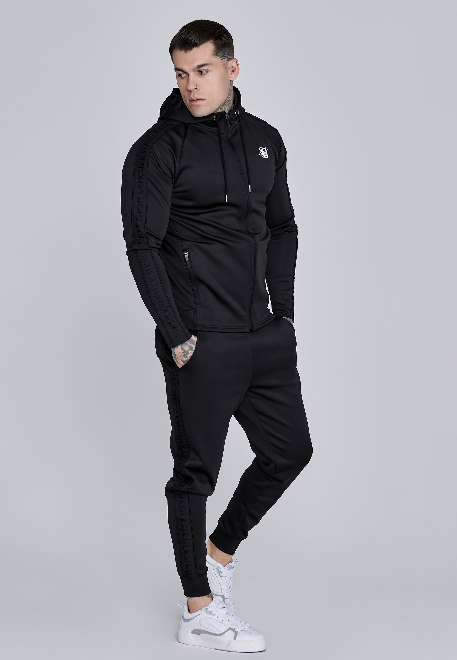 Set Felpa con cappuccio e Joggers in nero SikSilk