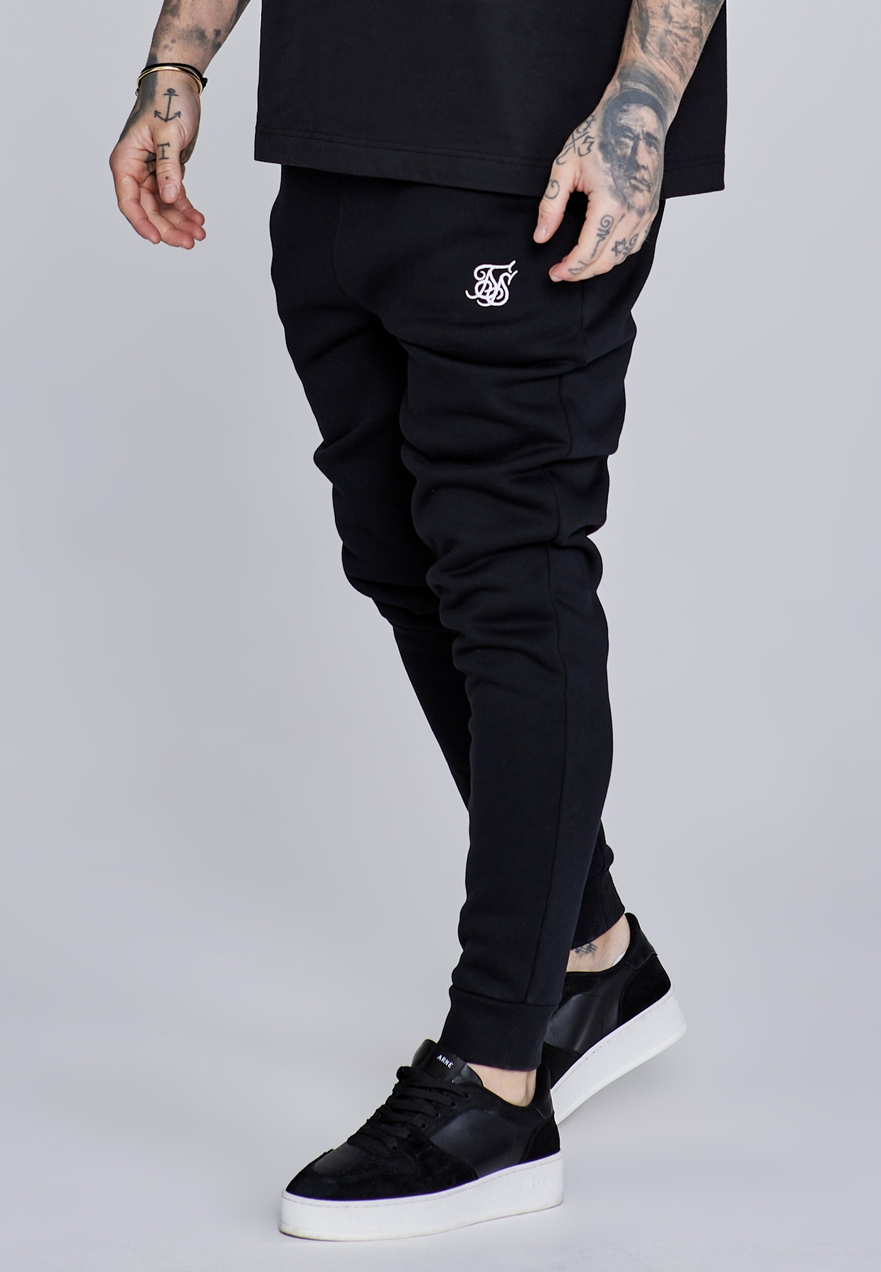 Joggers essenziali in nero Pantaloni SikSilk