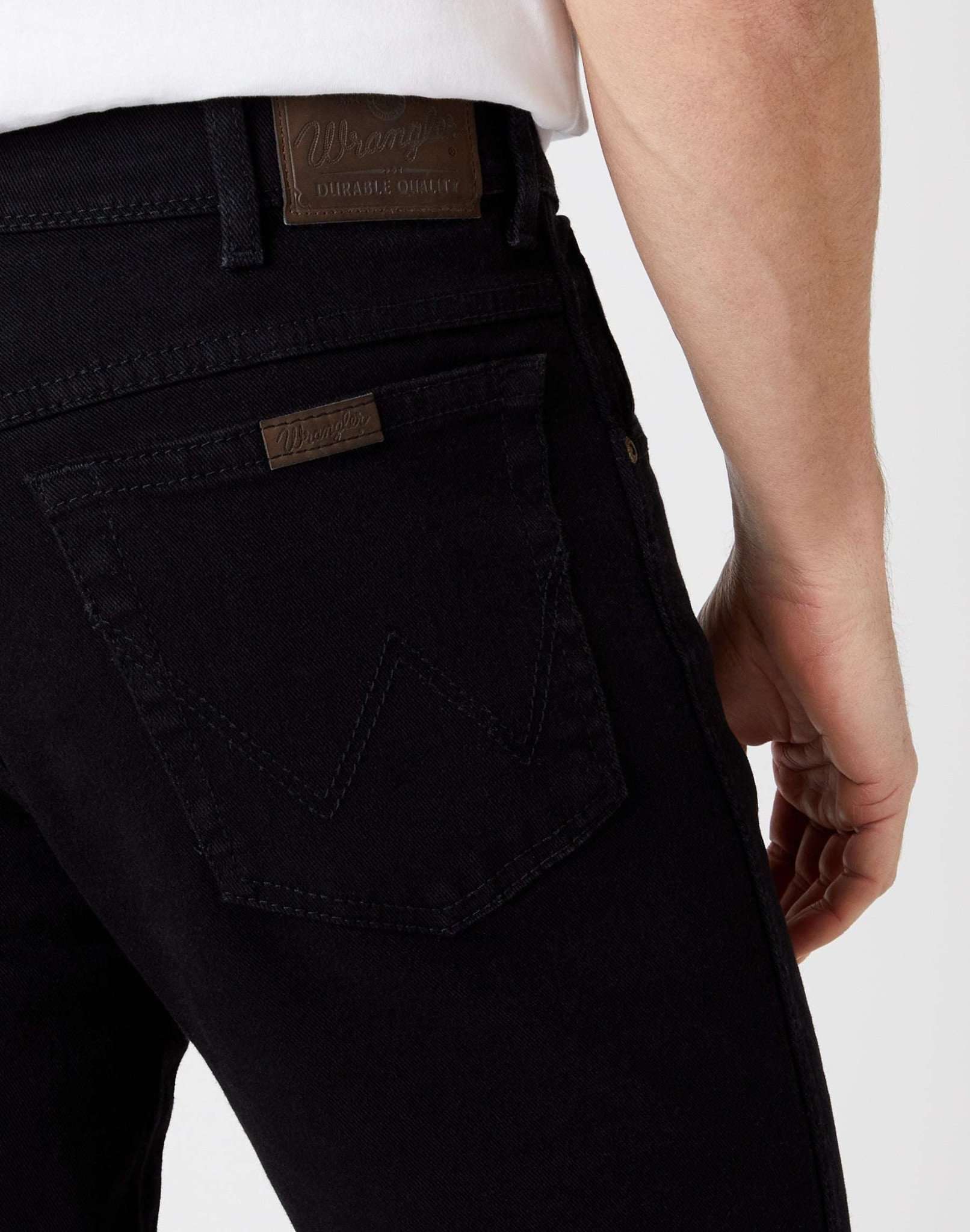 Jeans Wrangler Regular Fit Low Stretch in nero   