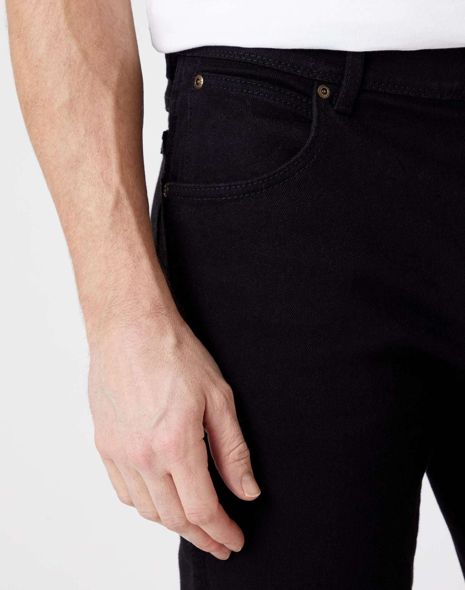 Jeans Wrangler Regular Fit Low Stretch in nero   