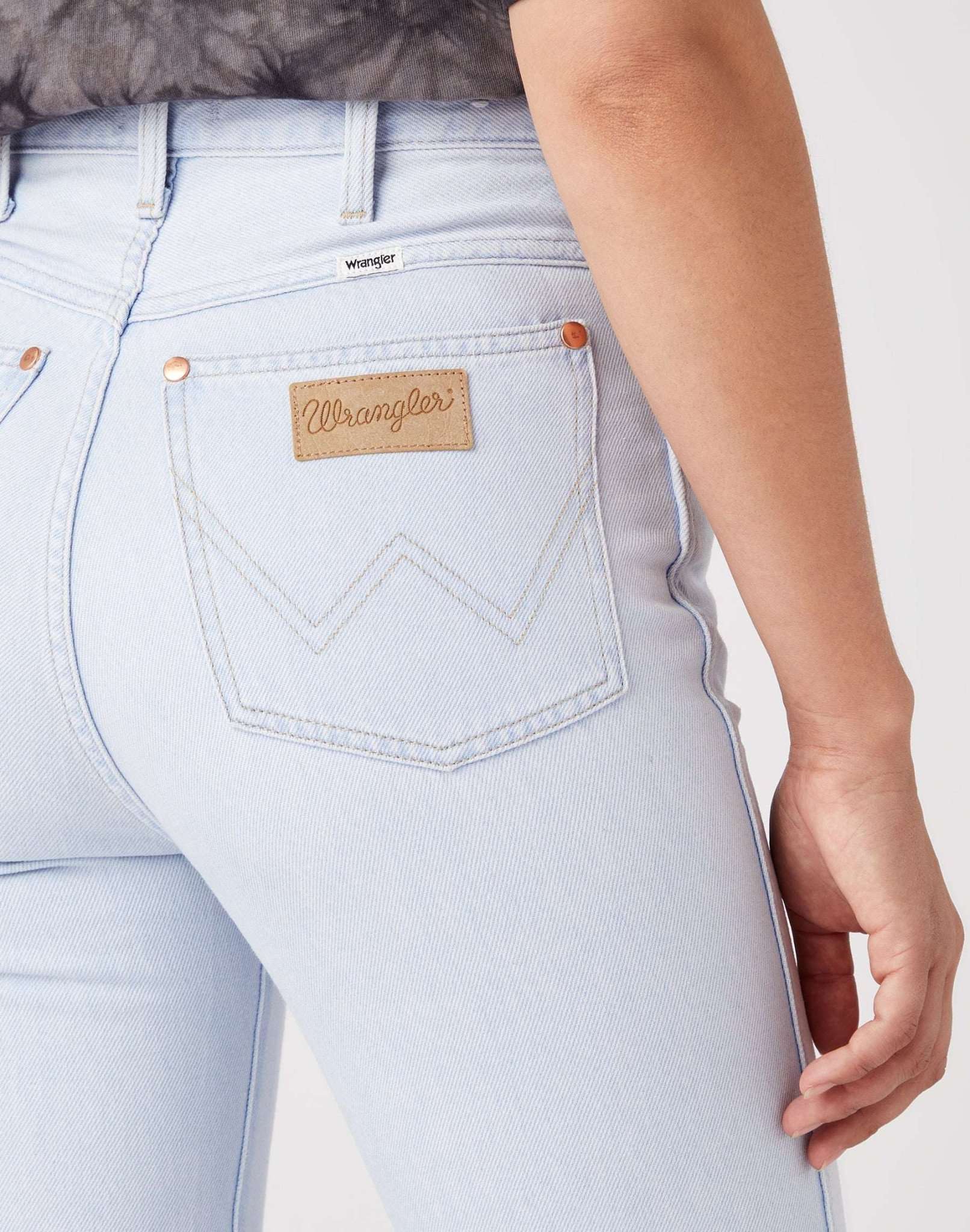 Il selvaggio West con i jeans Wrangler a trucco di ghiaccio   