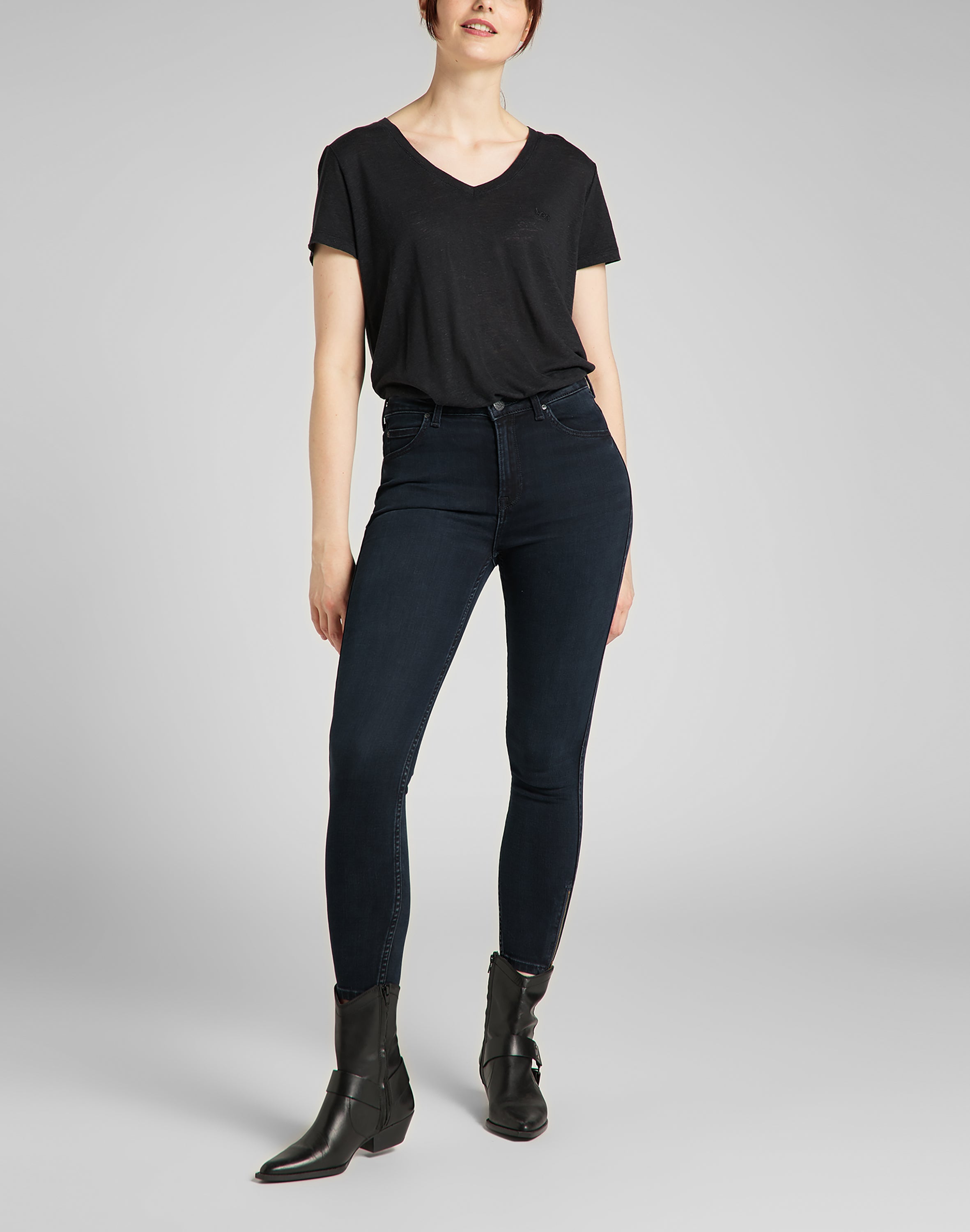 T-shirt con scollo a V in nero Lee   