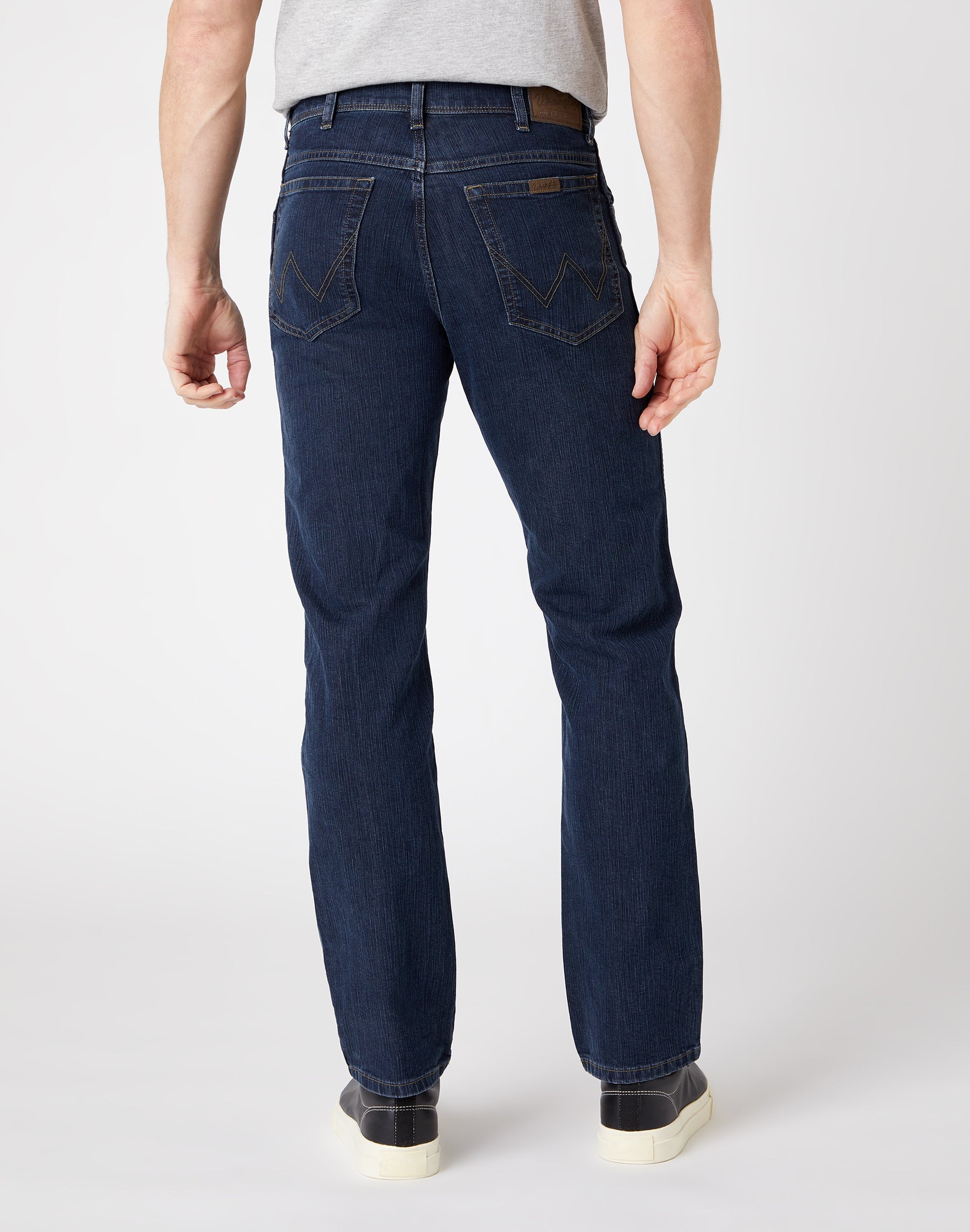 Jeans Wrangler Regular Fit Medium Stretch in Darkstone   